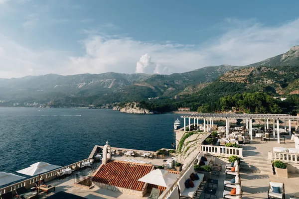 Dek observasi di pulau Sveti Stefan menghadap pantai kerajaan Villa Milocer — Stok Foto