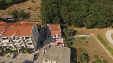 Budva 'daki evlerin yanından Podmaine Manastırı manzarası
