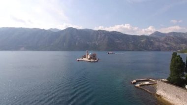 Kotor Körfezi 'ndeki St. George ve Gospa od Skrpjela adaları. Drone. Yüksek kalite 4k görüntü