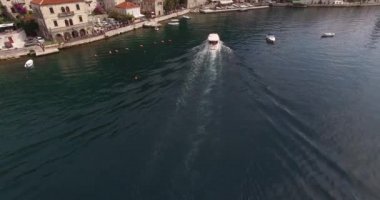 Rıhtımın yakınındaki Perast kıyısındaki antik evler. Karadağ
