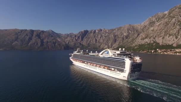 Uitzicht vanaf een drone op een prachtig duur cruiseschip op zee — Stockvideo