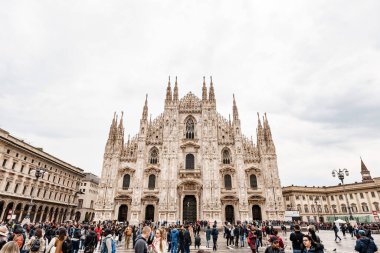 Duomo Meydanı 'ndaki Katedral cephesi. İtalya, Milan