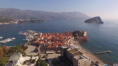 Körfezdeki eski Budva kasabasının kırmızı çatıları. İHA