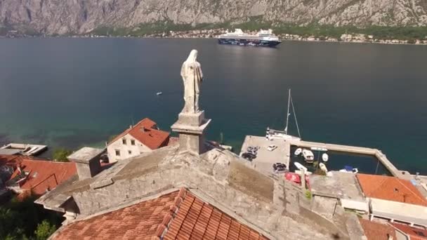 Estatua de la Virgen María en el techo de la iglesia de Prcanj sobre el telón de fondo de la bahía. Montenegro — Vídeos de Stock