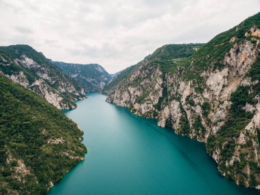 Karadağ 'daki Piva Gölü boyunca uzanan dağ kanyonu. İHA