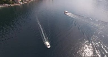 Turist teknesi Perast sahiline yelken açıyor. Karadağ