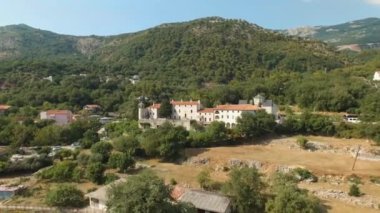 Budva 'daki Podmaine Manastırı yeşil dağların arka planına karşı