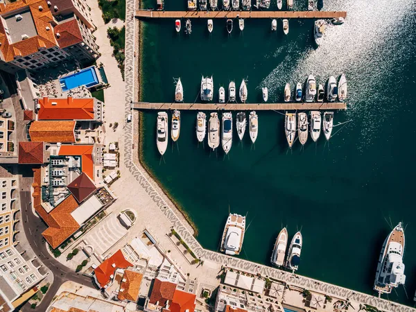 Vista aérea de los yates frente al complejo residencial Lustica Bay. Montenegro — Foto de Stock