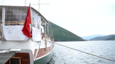 Türk bayrağı taşıyan sürat teknesi Perast açıklarında demirlemiş durumda. Karadağ