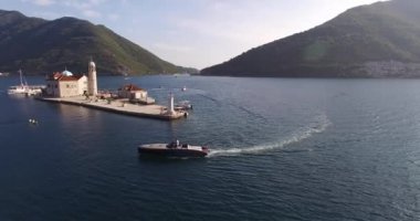 Gospa od Skrpjela adasının Panorama 'sı dağların arka planına karşı