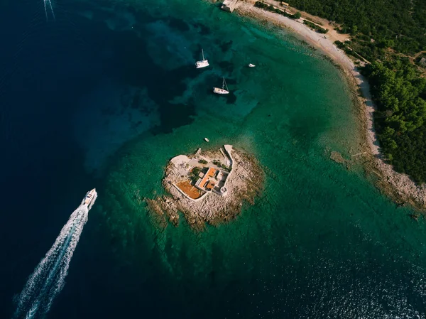 Výlet lodí na ostrov Otocic Gospa. Černá Hora. Dron — Stock fotografie