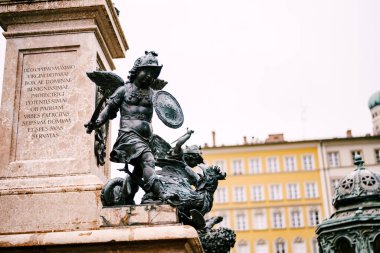 Marienplatz 'da bir yılanı ezen bir melek heykeli. Münih