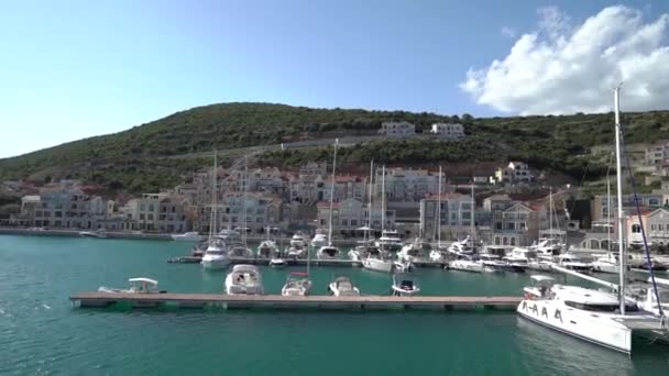 Panorama der festgemachten Yachten im Yachthafen der Bucht von Lustica — Stockvideo