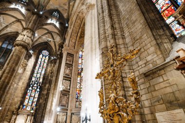 Duomo 'daki heykellerle altın açılış haçı. Milan, İtalya