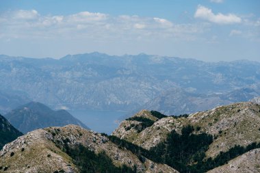 Kotor Körfezi 'nin etrafındaki dağ silsilesi. Karadağ