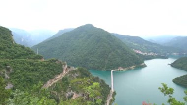 Piva Gölü 'nün üstündeki dağlarda yeşil orman. Panorama