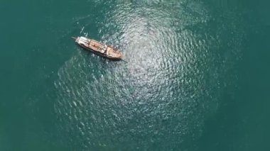 Yelkenli yat Kotor körfezinde. Drone görünümü