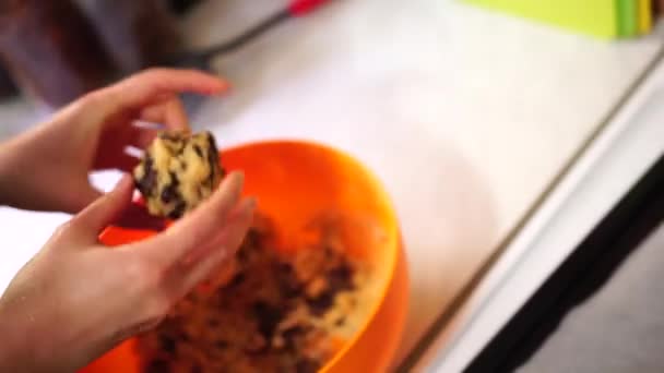 Mulher esculpe biscoitos de chocolate americano com as mãos e coloca-los em pergaminho — Vídeo de Stock