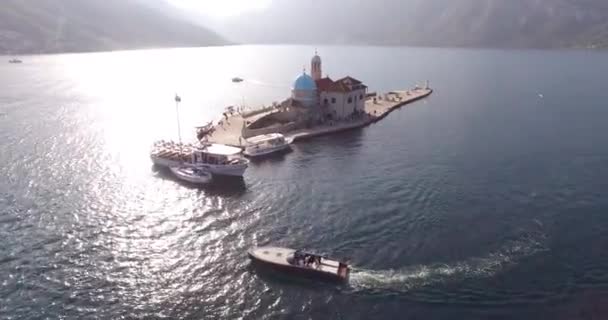 El barco a motor navega en el mar más allá de la isla de Gospa od Skrpjela. Panorama — Vídeos de Stock