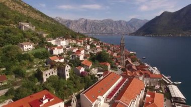 Perast ve Kotor Körfezi 'ndeki evlerin havadan görünüşü. Karadağ