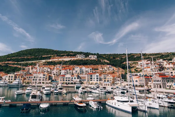 Vista del hermoso puerto deportivo de Lustica Bay. Montenegro —  Fotos de Stock