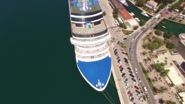 Karadağ 'ın eski Kotor kasabasının kıyısında dev bir yolcu gemisi duruyor