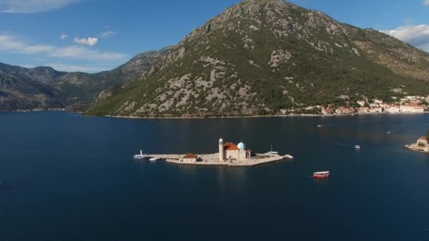 Umělý ostrov s kostelem Panny Marie ze skal. Perast, Černá Hora — Stock video