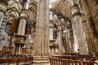 Duomo 'da freskleri ve bankları olan sütun salonu. İtalya, Milan