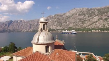 Prcanj 'daki kilisenin çatısından körfeze ve büyük yolcu gemisine bakın. Karadağ
