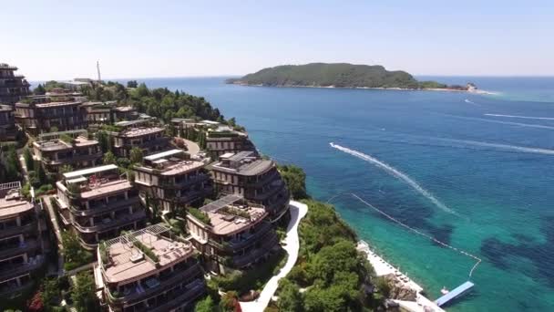 Zavala poloostrov s Dukley hotel v pozadí ostrova svatého Mikuláše — Stock video