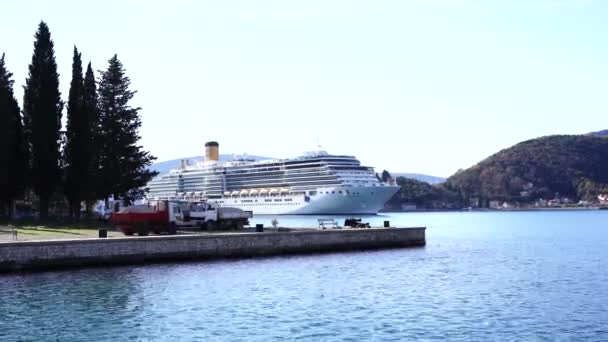 Luxe cruiseschip vaart de zee langs de heuvelachtige kust — Stockvideo