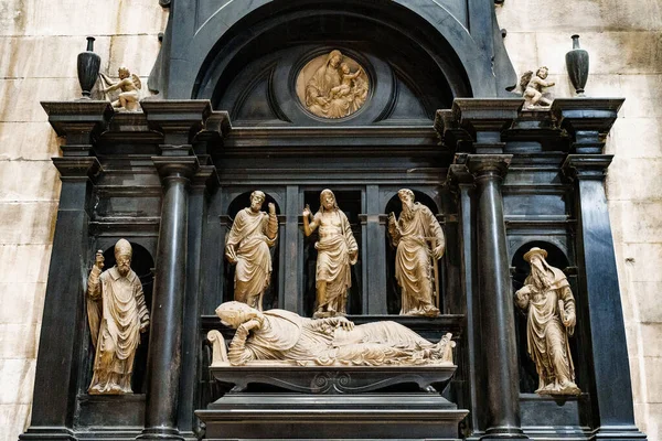 Estatua del cardenal mentiroso en el Duomo. Milán, Italia — Foto de Stock
