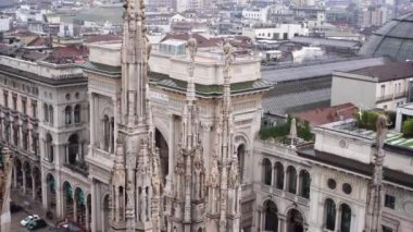 Duomo kulelerinin tepesindeki heykeller. İtalya, Milan