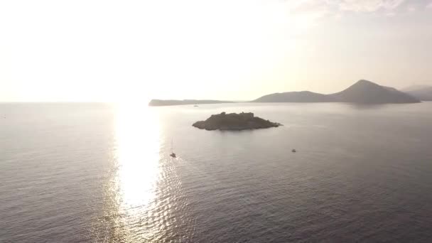 Vista de drone da ilha Mamula na baía de Kotor — Vídeo de Stock