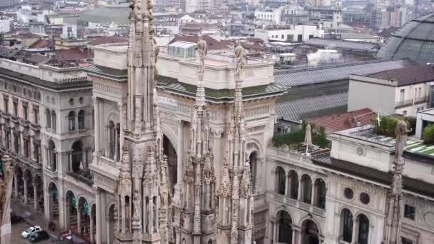 Скульптури на вершинах хребтів Дуомо. Італія, Мілан — стокове відео