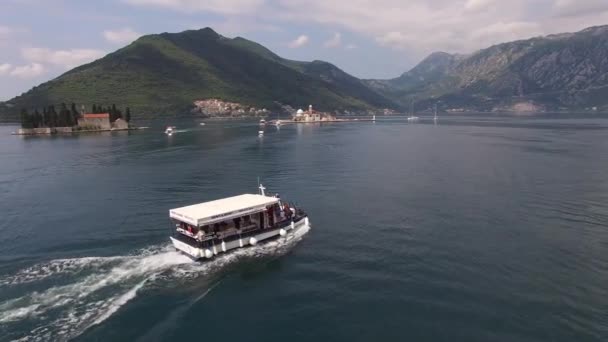 Feribot Gospa od Skrpjela ve St. George, Karadağ adalarından geçiyor — Stok video