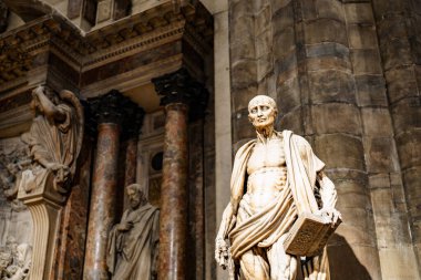 Aziz Bartholomew 'un Duomo' da elinde bir kitapla heykeli. İtalya, Milan