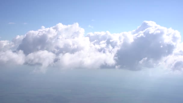 Vista de nubes de cúmulos blancos en los brillantes rayos del sol — Vídeo de stock