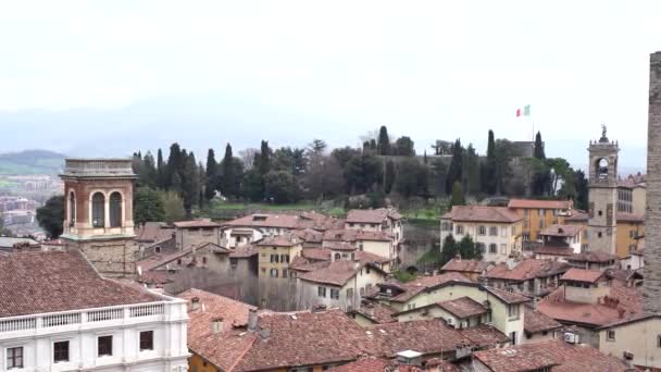 Vanhojen talojen kattoja Bergamossa. Italia — kuvapankkivideo