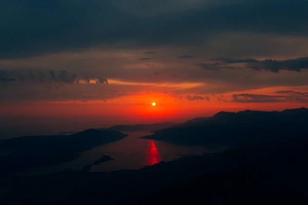 Red rays of the setting sun over the bay. View from Mount Lovcen — Stock Photo, Image