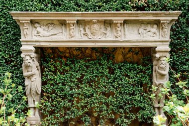 Sarmaşık kaplı Villa Balbianello şöminesi. Como Gölü, İtalya
