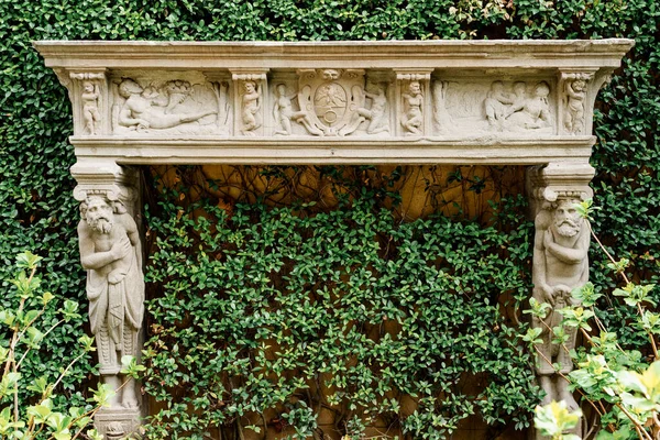 Sarmaşık kaplı Villa Balbianello şöminesi. Como Gölü, İtalya