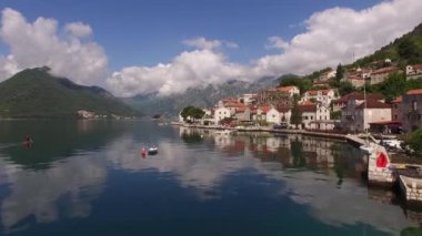 Körfezin kıyısındaki antik Perast binaları. Karadağ