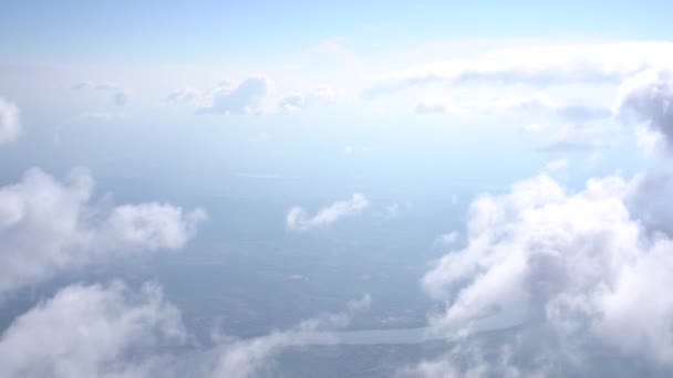 Kilátás a folyóra a fehér felhőkön keresztül — Stock videók