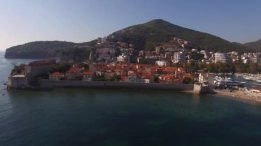 Yarımadanın eski evleri ve Budva 'da bir kalesi olan panoraması. İHA