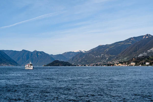 Färja seglar på sjön Como med berg i bakgrunden — Stockfoto