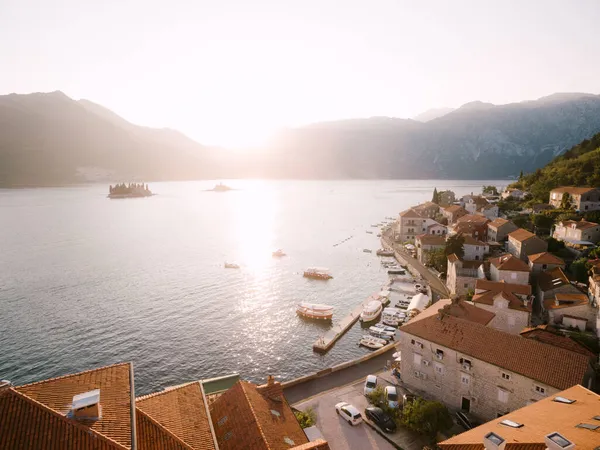 Widok z Perast na wyspy w zatoce. Czarnogóra — Zdjęcie stockowe