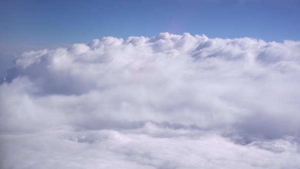 Bílé husté mraky na modré obloze za okénkem — Stock video