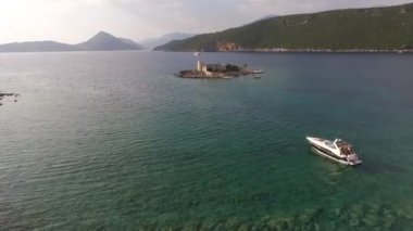 Karadağ 'ın Zhaniç adasından beyaz yat geçiyor