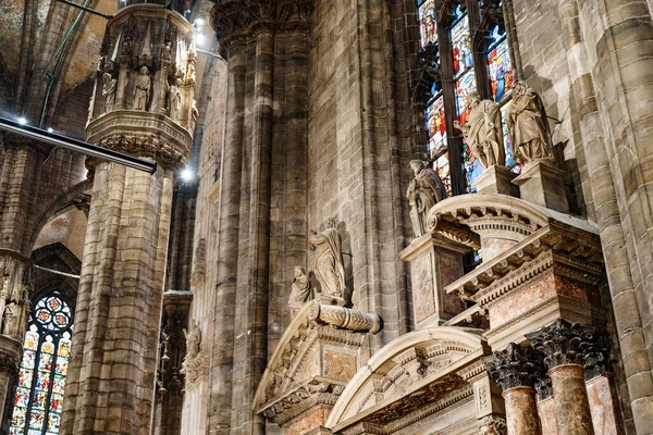 Fila de estatuas en el interior en columnas bajo las vidrieras del Duomo. Milán, Italia — Foto de Stock